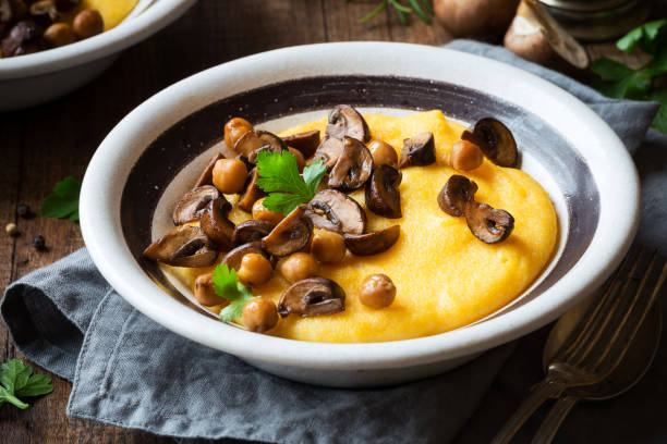 キノコとひよこ豆とコーンミール ポレンタ - polenta cooking food spoon ストックフォトと画像