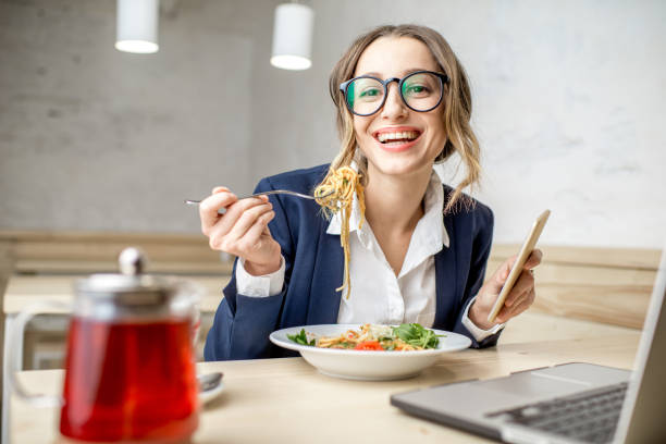 mulher tendo um almoço de negócios - hora de almoço - fotografias e filmes do acervo