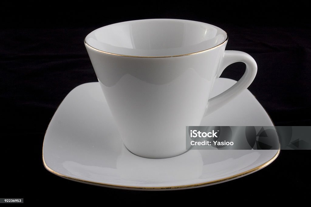 Bianco tazza di caffè su sfondo nero - Foto stock royalty-free di Assaggiare