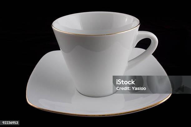 Bianco Tazza Di Caffè Su Sfondo Nero - Fotografie stock e altre immagini di Assaggiare - Assaggiare, Bancone - Bar, Bere