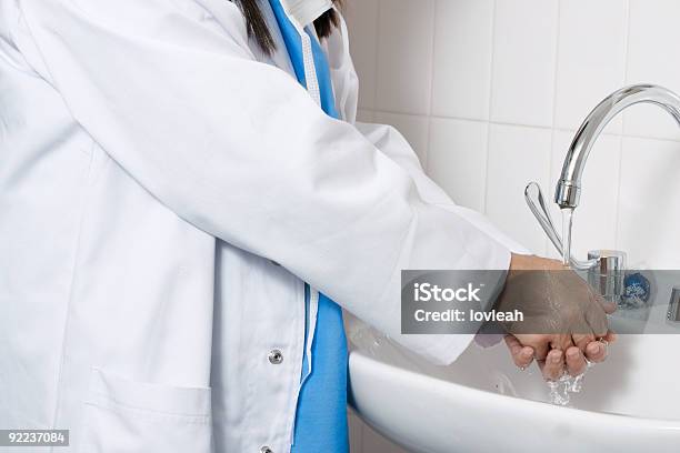 Limpieza E Higiene Foto de stock y más banco de imágenes de Doctor - Doctor, Lavarse las manos, Adulto