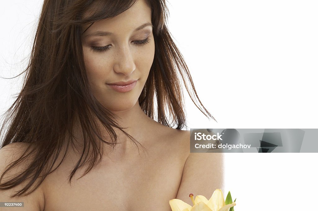 happy brunette mit gelbe Lilie Blumen - Lizenzfrei Aromatherapie Stock-Foto