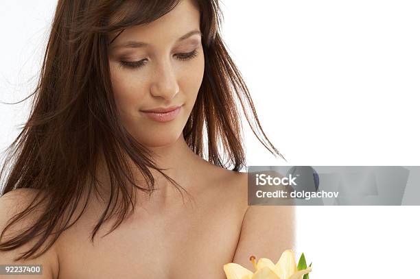 Happy Brunette Mit Gelbe Lilie Blumen Stockfoto und mehr Bilder von Aromatherapie - Aromatherapie, Blume, Braunes Haar