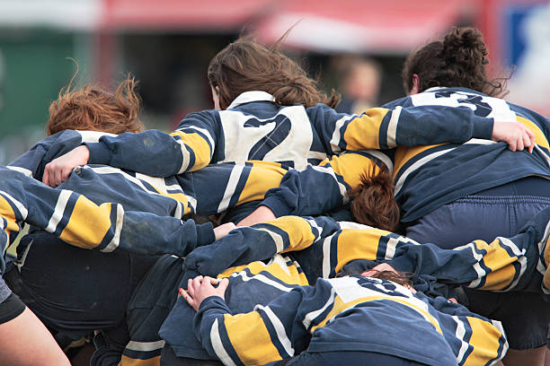 girls rallying before a rugby game - rugby scrum stockfoto's en -beelden
