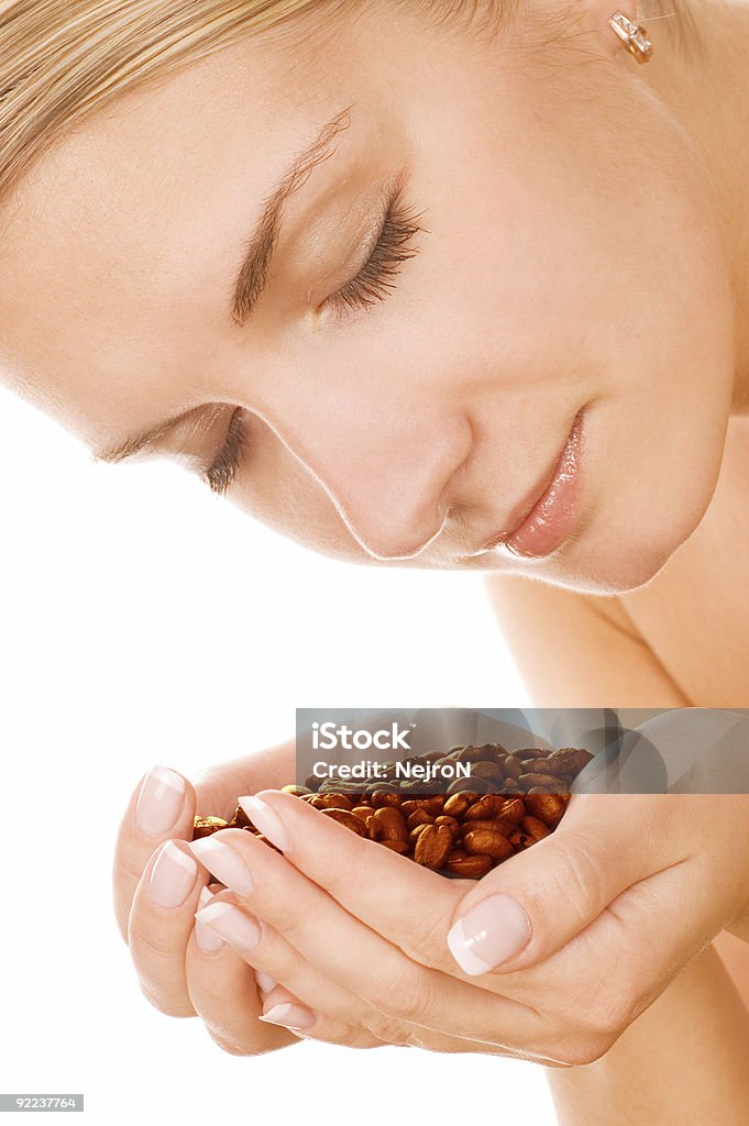 Bella ragazza con chicchi di caffè tostato - Foto stock royalty-free di Accudire