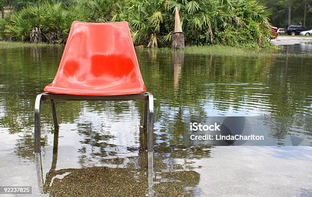 Photo libre de droit de Inondé Parking Avec Fauteuil banque d'images et plus d'images libres de droit de Chaise - Chaise, Eau, Floride - Etats-Unis