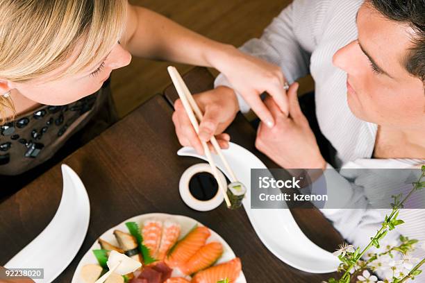 Casal Comer Sushi - Fotografias de stock e mais imagens de Sushi - Sushi, Cortejar, Casal