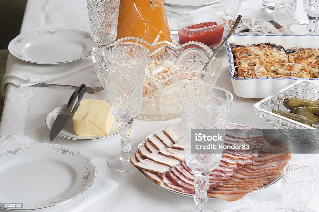 arrangement de table de fête-salade, un plat principal, du caviar - Photo de Aliment libre de droits