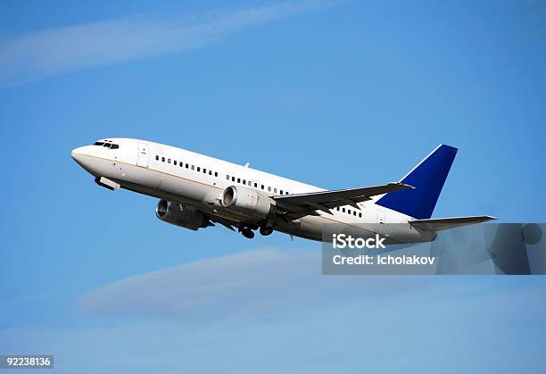 Moderna Avión De Pasajeros Foto de stock y más banco de imágenes de Vehículo aéreo - Vehículo aéreo, Avión, Avión de pasajeros