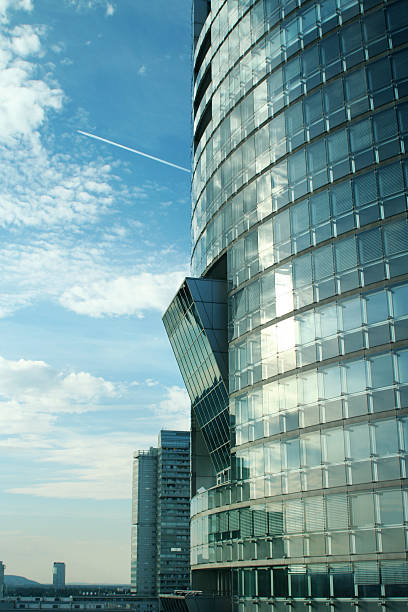 ビジネスタワーでヴィック/ウィーン（オーストリア） - refelctions ストックフォトと画像