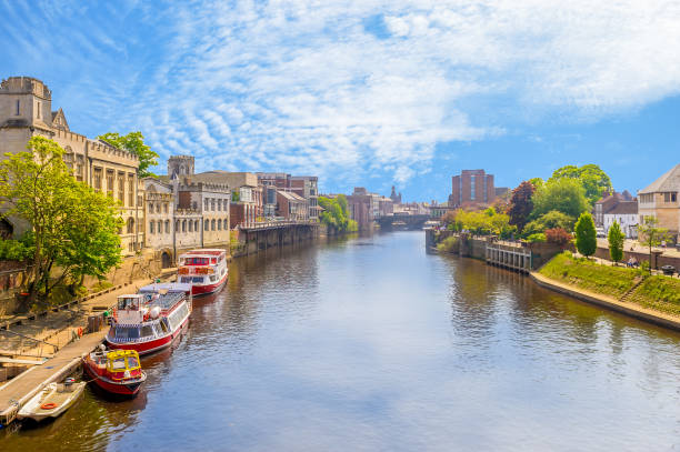 paisaje de york por la orilla del río - yorkshire fotografías e imágenes de stock