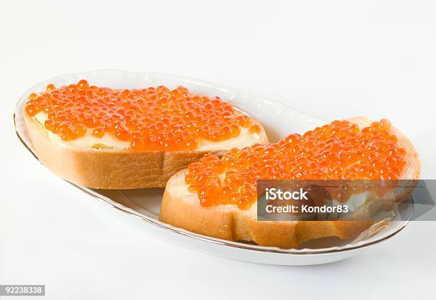 Zwei Sandwiches Und Lachsrogen Auf Porzellan Gericht Stockfoto und mehr Bilder von Essgeschirr