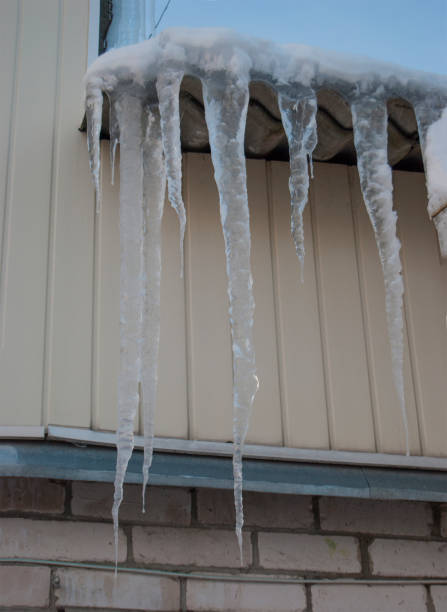 istock Dangerous large icicles on the roof 922383404