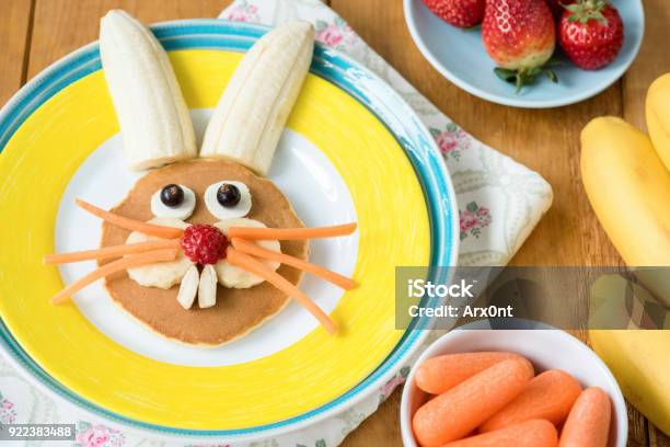 Kreative Bunte Frühstück Für Kinder Osterhasen Geformt Pfannkuchen Mit Früchten Stockfoto und mehr Bilder von Ostern