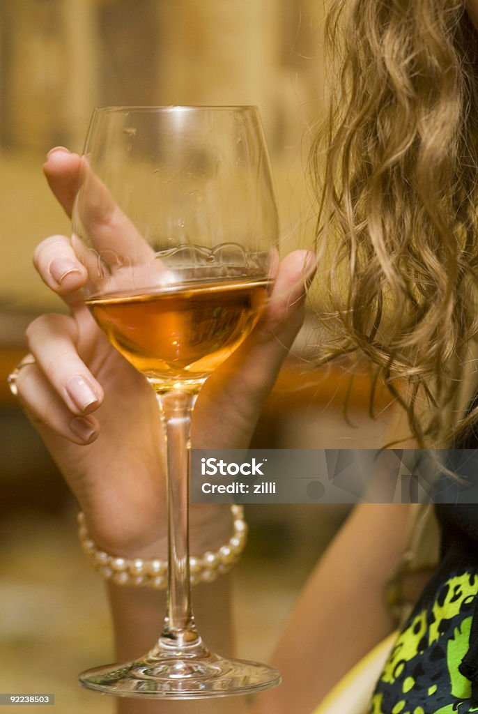 Bicchiere con vino - Foto stock royalty-free di Adulto