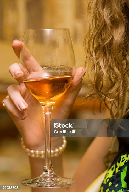 Bicchiere Con Vino - Fotografie stock e altre immagini di Adulto - Adulto, Alchol, Aperitivo