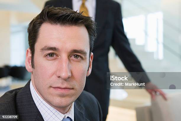 Retrato De Hombre De Negocios En Una Reunión En Sedes Corporativas Foto de stock y más banco de imágenes de Abogado