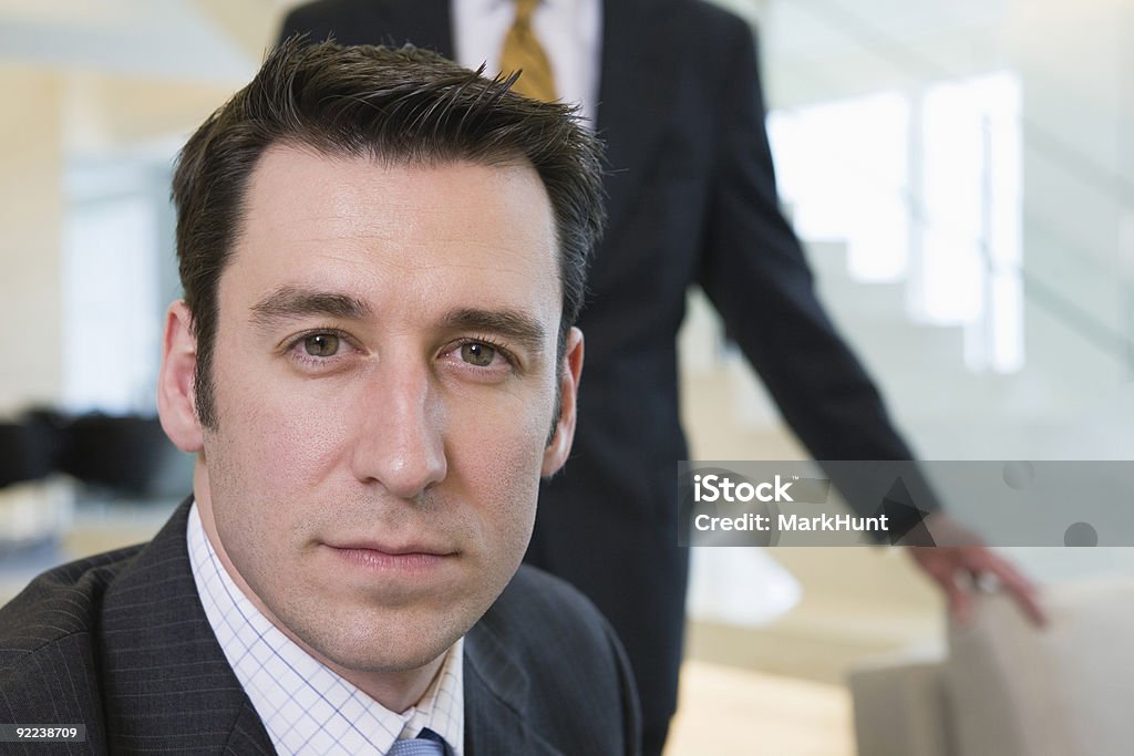 Retrato de um empresário em uma reunião em sede corporativa. - Foto de stock de Adulto royalty-free