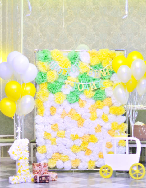 istock Golden and white balloons 922387674