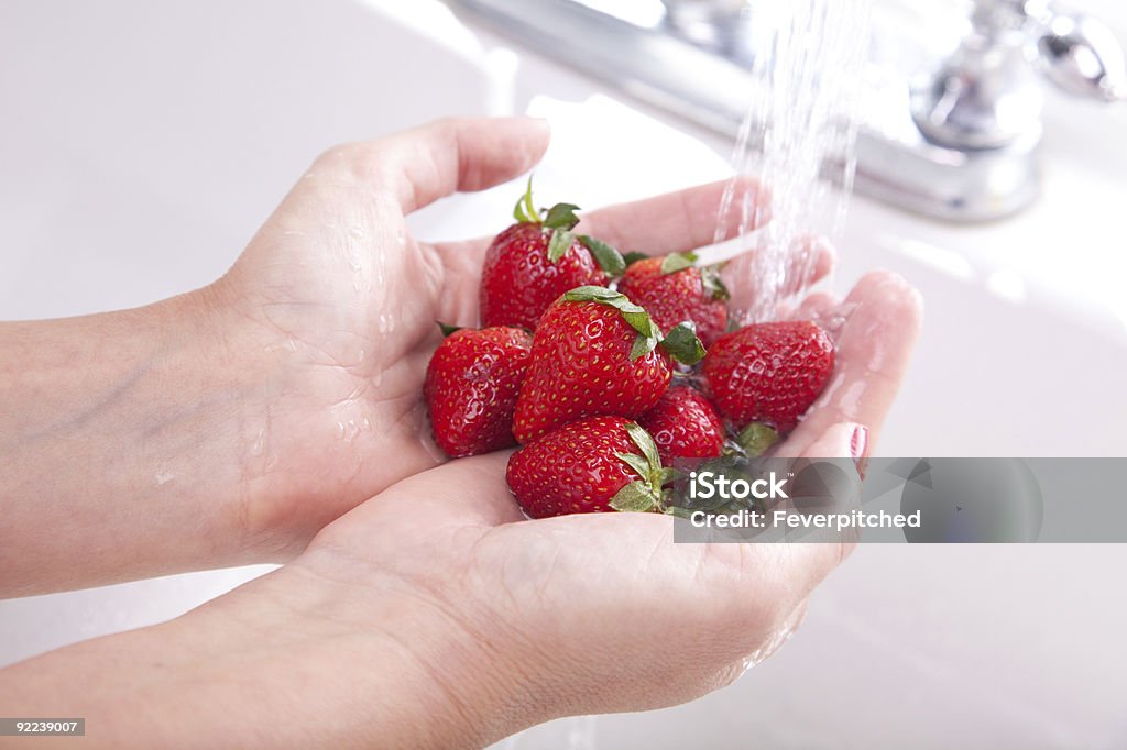 Frau Waschen Erdbeeren-XXXL - Lizenzfrei Waschen Stock-Foto