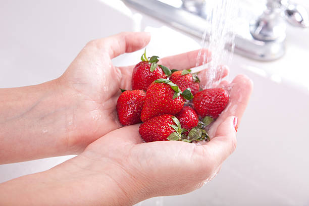 frau waschen erdbeeren-xxxl - washing fruit preparing food strawberry stock-fotos und bilder