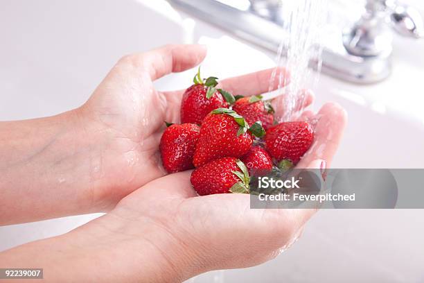 Frau Waschen Erdbeerenxxxl Stockfoto und mehr Bilder von Waschen - Waschen, Obst, Erdbeere