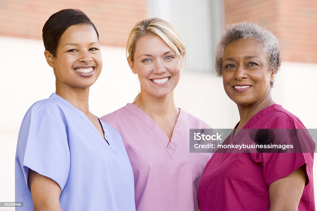 Медсестры стоя за пределами больницы - Стоковые фото Средний медицинский персонал роялти-фри