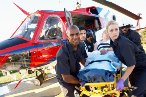 Paramedics descarga paciente de ambulancia aérea photo