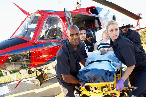 paramedics descarga paciente de ambulancia aérea - helicóptero fotografías e imágenes de stock