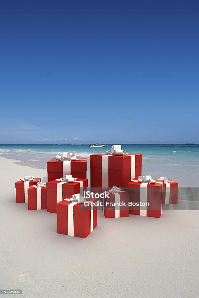 Rojo regalos en la playa - Foto de stock de Arena libre de derechos