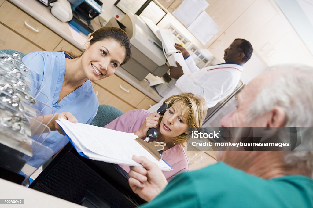 Enfermeras en la recepción de un Hospital - Foto de stock de Trabajo en equipo libre de derechos