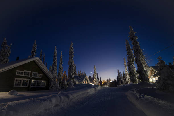 cabina con fondo nevado - cabin snow finland lapland fotografías e imágenes de stock