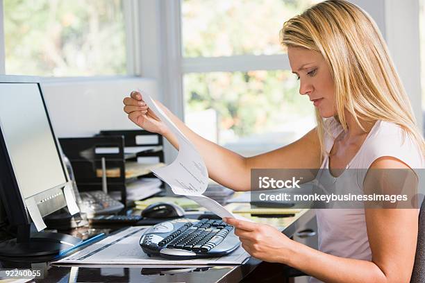 Frau Im Büro Stockfoto und mehr Bilder von Brief - Dokument - Brief - Dokument, Arbeiten, Arbeiten von Zuhause