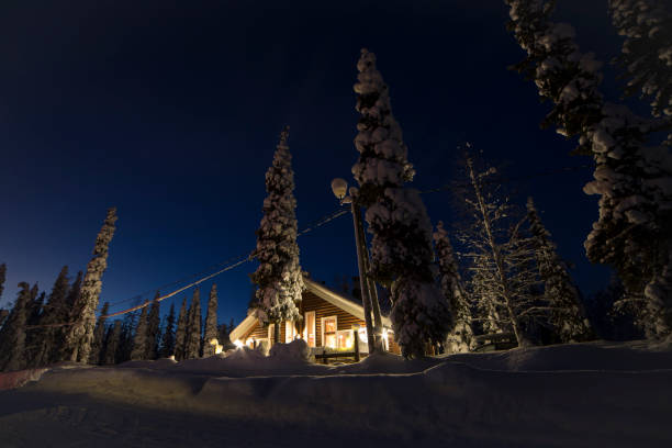 cabina con fondo nevado - cabin snow finland lapland fotografías e imágenes de stock