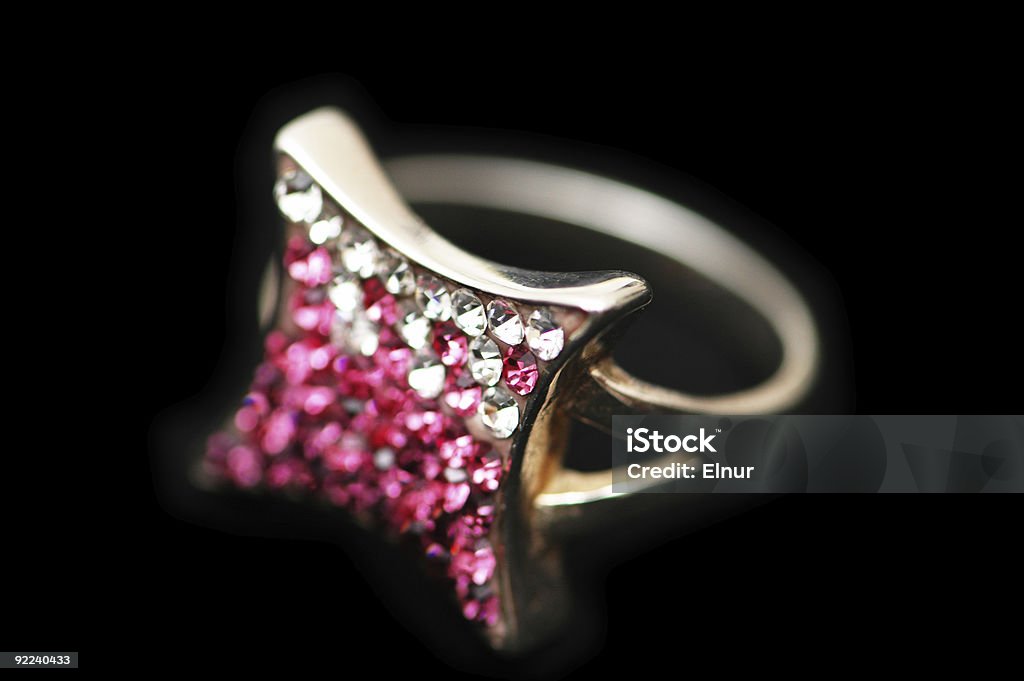 Pierścień z klejnot kamienie, biały i różowy odizolowany na czarny - Zbiór zdjęć royalty-free (Akcesorium osobiste)