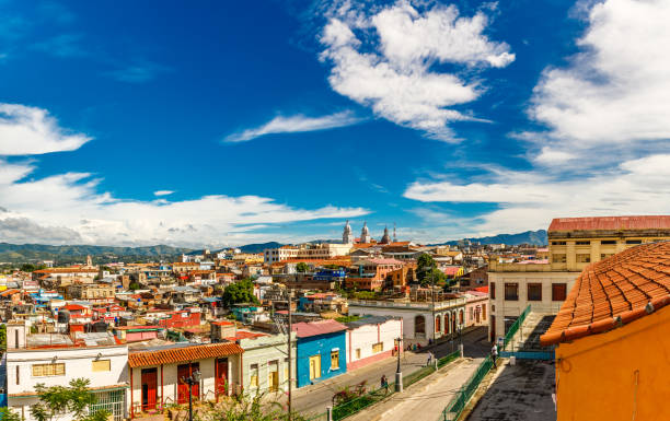 panorama du centre-ville avec vieilles maisons et blocs de bidonville pauvre, santiago de cuba, cuba - santiago de cuba photos et images de collection