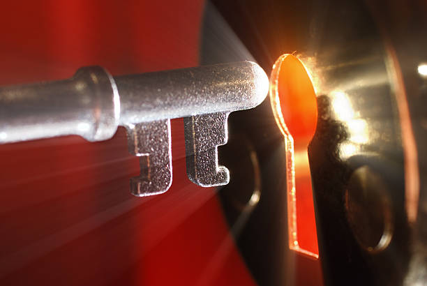 key & keyhole with light - lock stockfoto's en -beelden