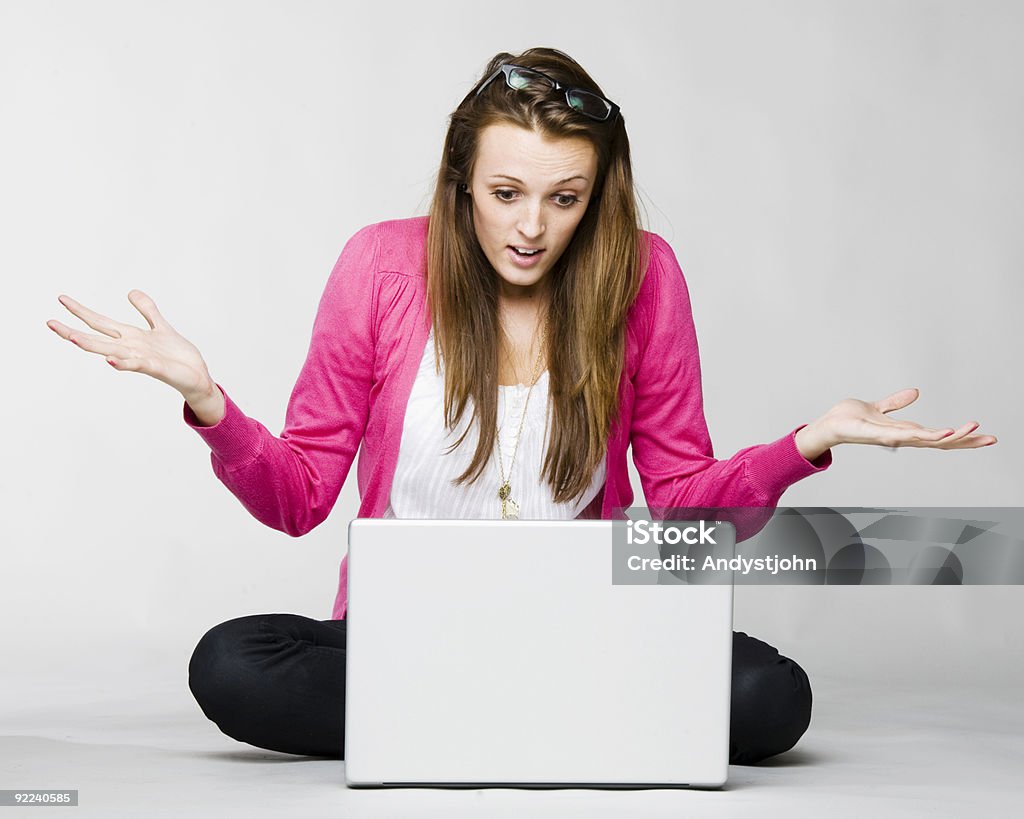 Молодая женщина перед ноутбук, НЕСЧАСТЕН - Стоковые фото Белый фон роялти-фри