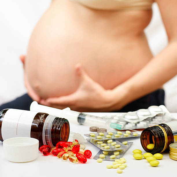 schwangerschaft und arzneimittel - medicine human pregnancy addiction prescription medicine stock-fotos und bilder