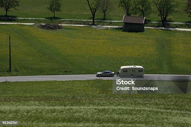 Foto de Caravana Em Rebocar e mais fotos de stock de Rebocar - Rebocar, Trailer de Carro, Trailer