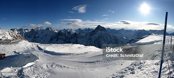 Foto de Panorama De Inverno E Neve Com Sol Ecrins Dois Alpes e mais fotos de stock de Altos-Alpes