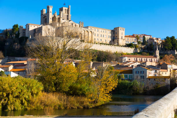 Bezier Cathedral Saint Nazaire and Pont Vieux Bridge, river Picture of Bezier Cathedral Saint Nazaire and Pont Vieux Bridge over the river Orb beziers stock pictures, royalty-free photos & images