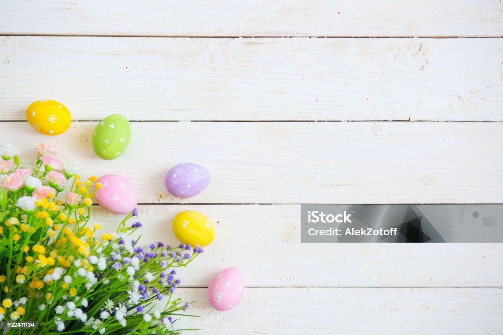 Uova di Pasqua con fiori su sfondo bianco vecchio in legno - Foto stock royalty-free di Pasqua