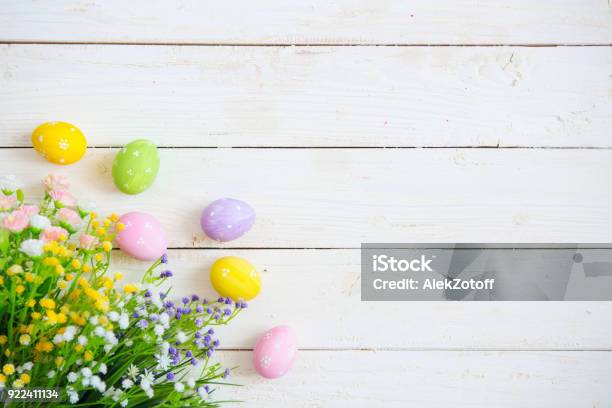 Uova Di Pasqua Con Fiori Su Sfondo Bianco Vecchio In Legno - Fotografie stock e altre immagini di Pasqua