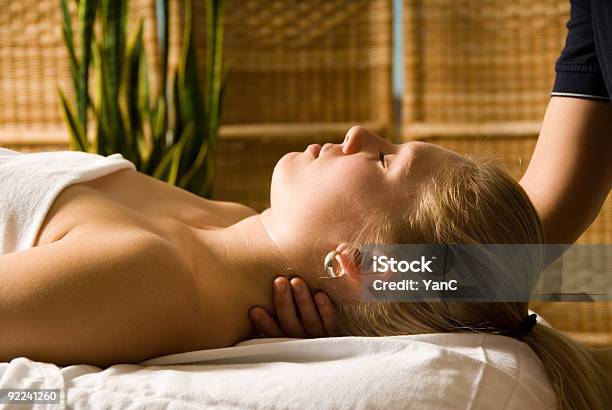 Nackenmassage Stockfoto und mehr Bilder von Alternative Behandlungsmethode - Alternative Behandlungsmethode, Attraktive Frau, Berühren