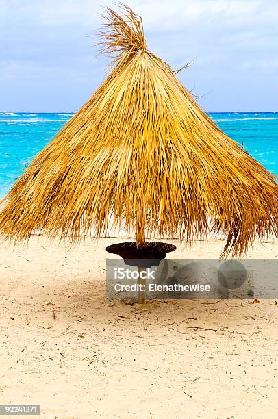 Tropischen Strand Umbrella Stockfoto und mehr Bilder von Alles hinter sich lassen - Alles hinter sich lassen, Atlantik, Blattfiedern