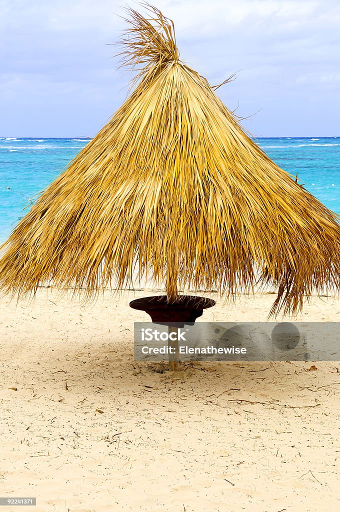Spiaggia tropicale ombrello - Foto stock royalty-free di Acqua