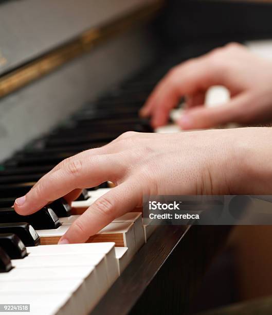 Piano A Tocar - Fotografias de stock e mais imagens de Aprender - Aprender, Arte, Atividade
