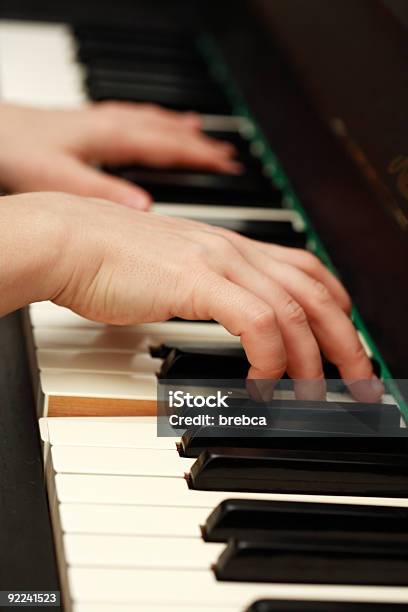 Piano Tocando Foto de stock y más banco de imágenes de Actividad - Actividad, Actuación - Representación, Aprender