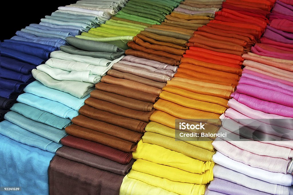 Écharpes de couleur - Photo de Accessoire libre de droits